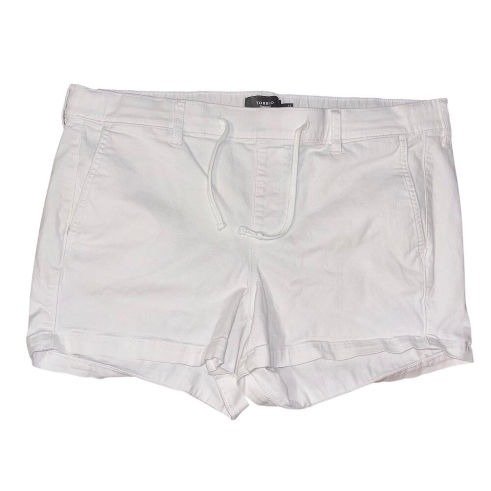 Torrid women’s white drawstring pull-on cuffed shorts (size 1)